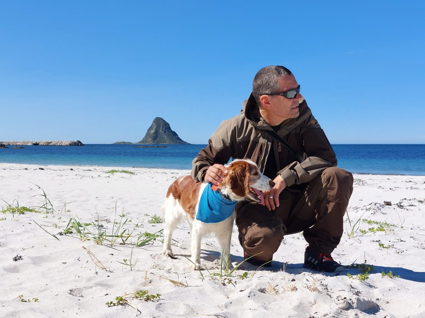 Mies ja koira rannalla