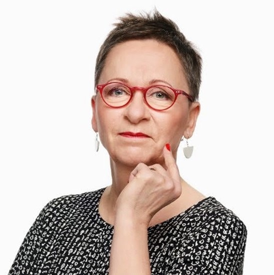 Nainen katsoo kameraan päättäväisesti