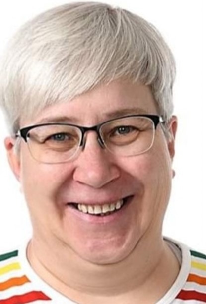 Nainen hymyilee